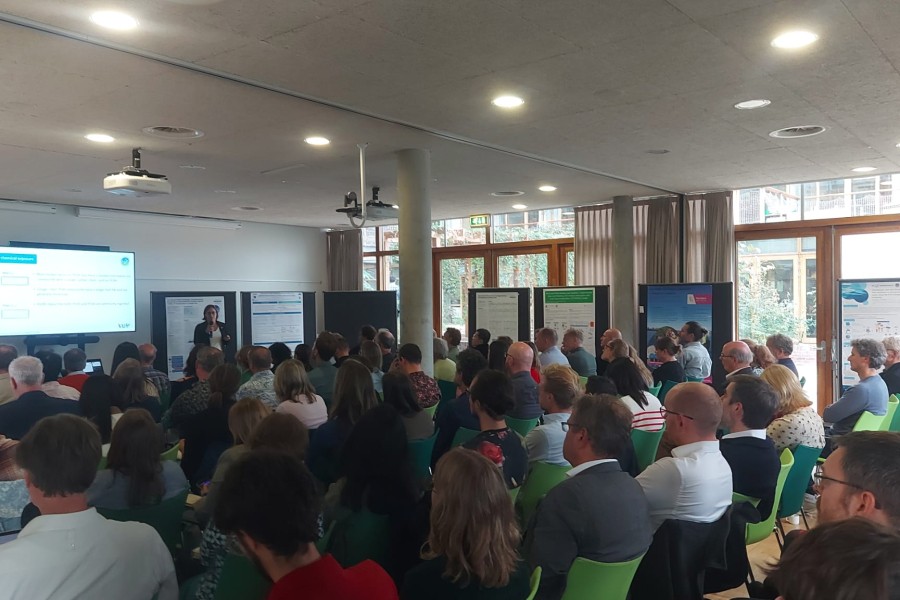Presentatie voor een volle zaal bezoekers